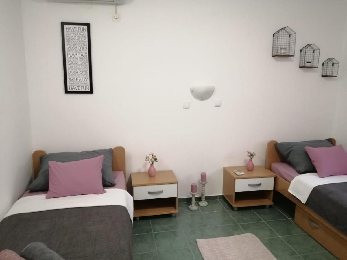 Holiday House Lara Starigrad Paklenica Buitenkant foto